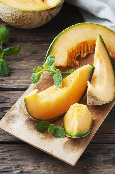 Zoete oranje meloen op de houten tafel — Stockfoto