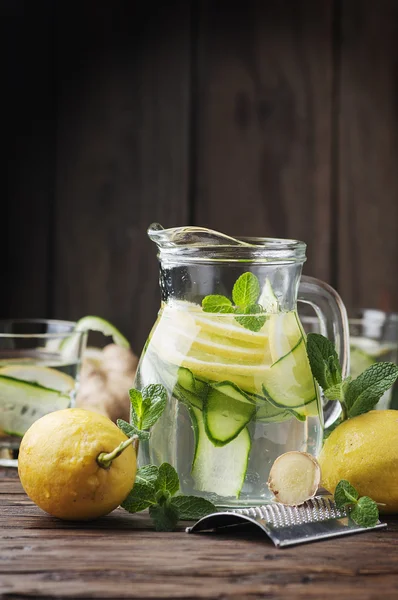 Air Sassy dengan lemon, mentimun dan jahe — Stok Foto
