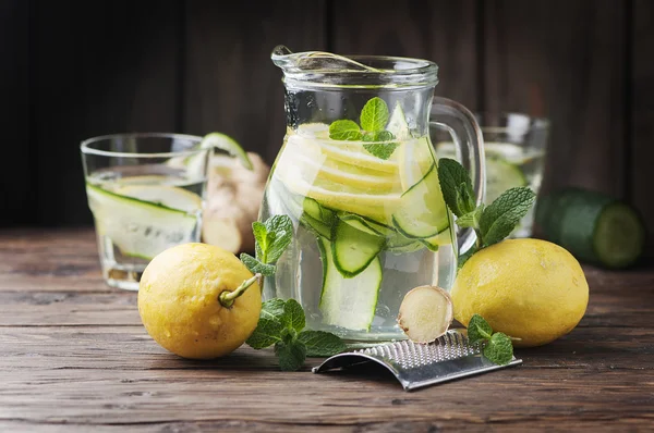 Koktail sehat dengan lemon, mentimun dan jahe — Stok Foto