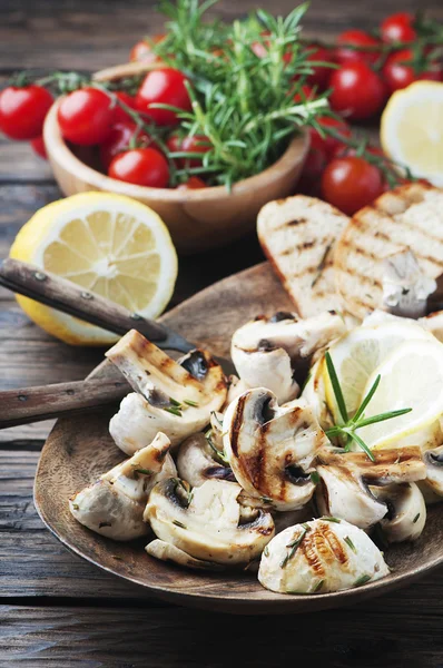 Setas a la parrilla con limón y romero — Foto de Stock