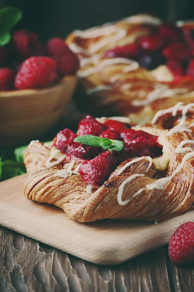 Pastel casero dulce con bayas frescas y menta — Foto de Stock