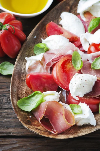 Italiensk sallad caprese med skinka, basilika och mozzarella — Stockfoto