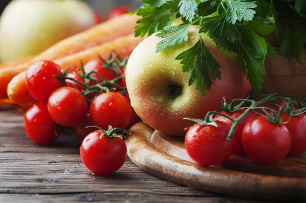 Comida saludable con tomates y champiñones — Foto de Stock