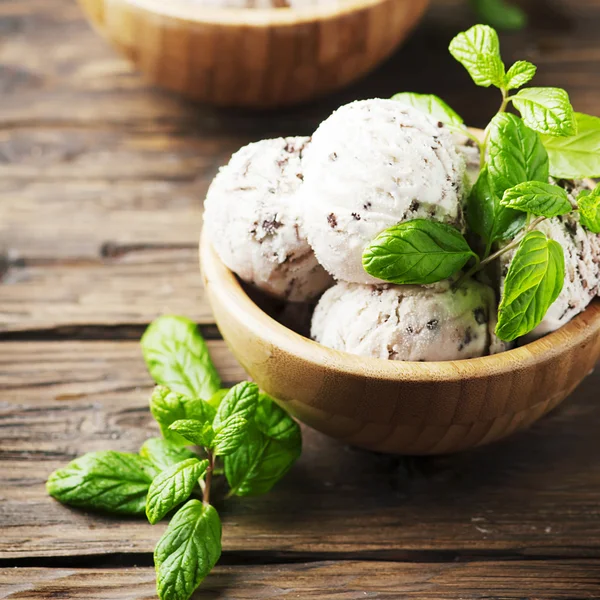 Helado dulce con menta y chocolate — Foto de Stock