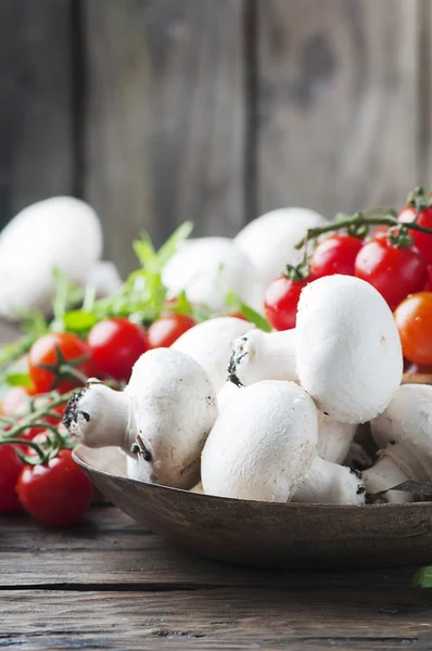 Comida saludable con champiñones y tomates — Foto de Stock
