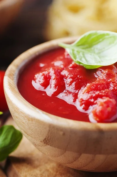 Italiaanse zelfgemaakte saus met tomaten en basilicum — Stockfoto