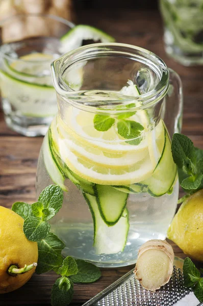 Healthy cocktail with lemon, cucumber and ginger — Stock Photo, Image