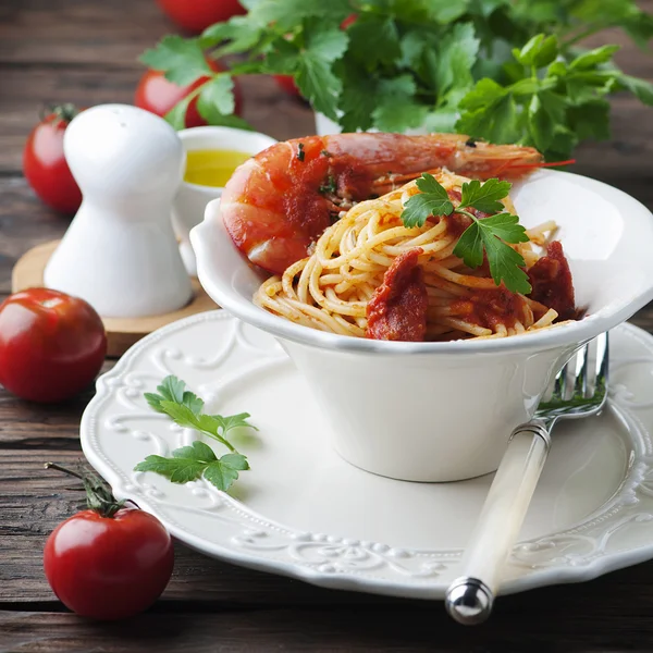 Włoskie spaghetti z krewetkami i pietruszka — Zdjęcie stockowe