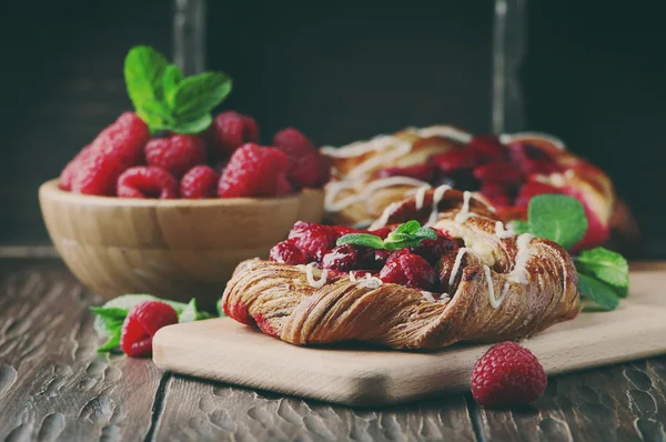 Pastel casero dulce con bayas frescas y menta — Foto de Stock