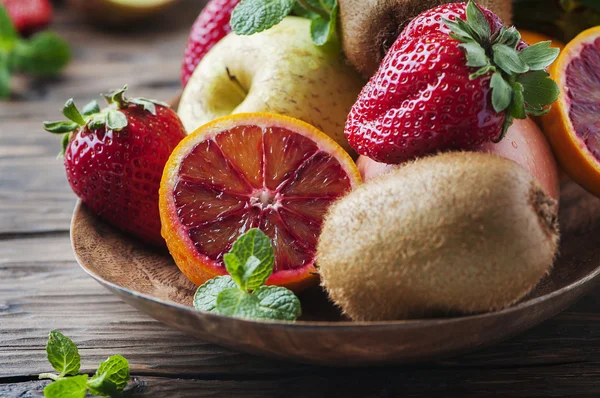Концепция веганского питания со свежими фруктами — стоковое фото