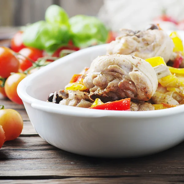 Pollo cocido con tomates, aceite y pimentón — Foto de Stock