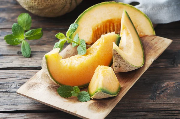 Verse zoete sinaasappel meloen en groene munt — Stockfoto