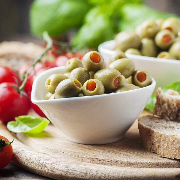 Aceitunas españolas sobre la mesa de madera — Foto de Stock