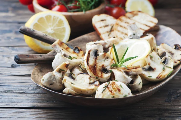 Setas a la parrilla con limón y romero — Foto de Stock