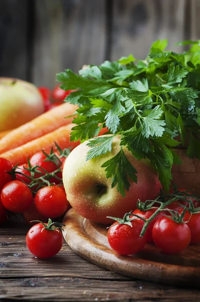 Comida saludable con tomates y champiñones — Foto de Stock