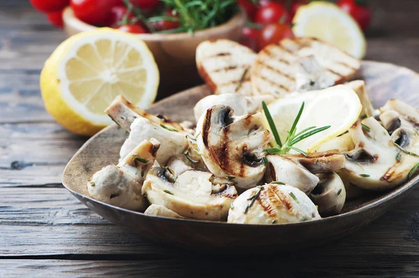 Setas a la parrilla con limón y romero — Foto de Stock