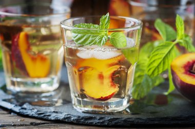 Şeftalilerin soğuk çay 