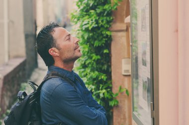 Yakışıklı turist adam şehir bilgileri okuma