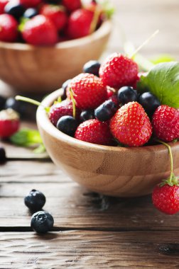 Taze çilek ve yabanmersini.