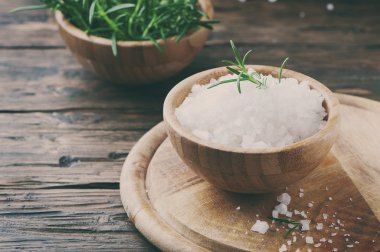 Deniz tuz ve taze biberiye 