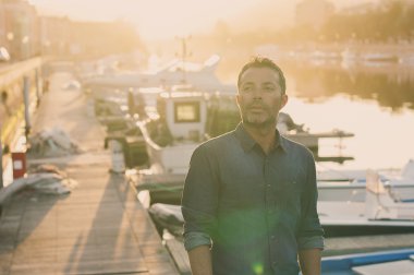 İtalya yaptığı yolculuk sırasında şehir merkezinde turist yakışıklı