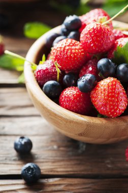 çilek ve böğürtlen kase