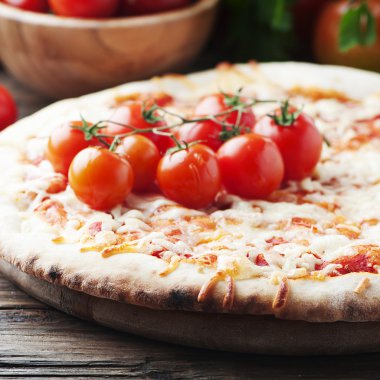 İtalyan pizza domates ile