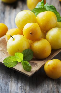 Kesme tahtası üzerinde sarı Erik