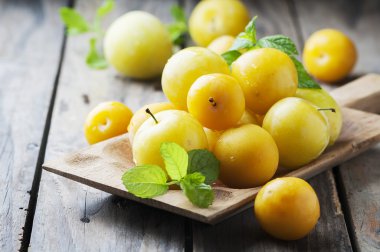 Kesme tahtası üzerinde sarı Erik