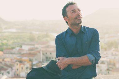 İtalya yaptığı yolculuk sırasında eski şehir merkezinde turist adam