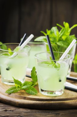 Yeşil mojito kokteyller
