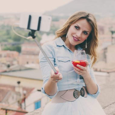 Kadın selfie çekiyor. 