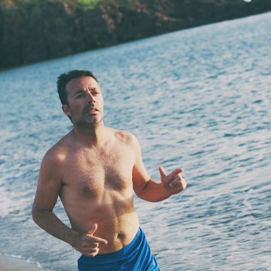 Kumsalda koşan adam