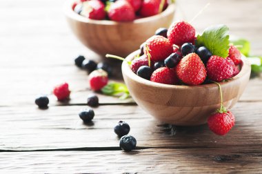 Taze çilek ve yabanmersini.