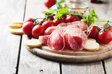 Salamlı domatesli ve ekmek