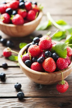 Taze çilek ve yabanmersini.