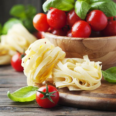 pişmemiş makarna ve domates