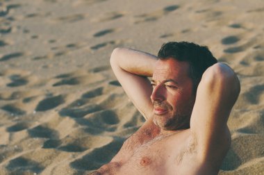 Gün batımı kumsalda koşan yakışıklı adam