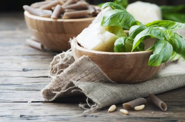 İtalyan pesto için malzemeler 