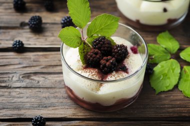 Tatlı böğürtlen ve krema ile