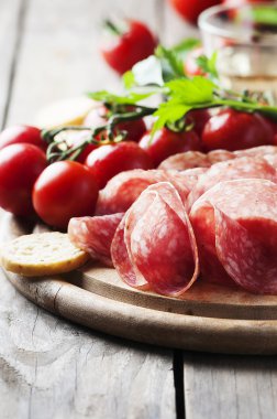 Salamlı domatesli ve ekmek