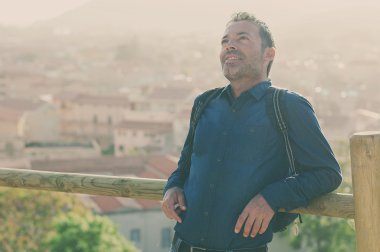 Şehir merkezinde İtalya yaptığı yolculuk sırasında ayakta turist adam