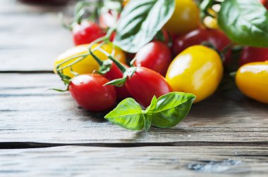 taze domates ve fesleğen