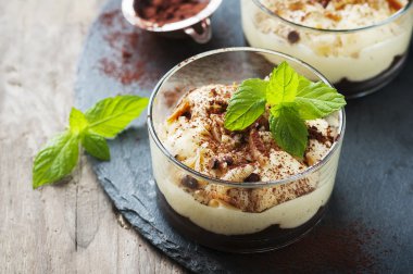 tatlı krema ve çikolata ile