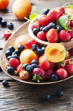 Yaz meyveleri ve meyveler