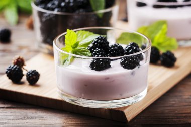 tatlı kase böğürtlen ile