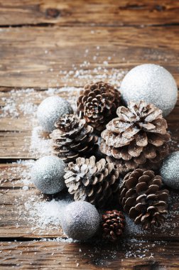 Noel koniler ve beyaz baubles