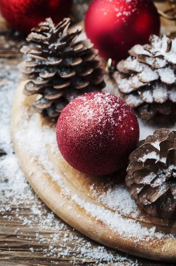 Noel koniler ve kırmızı baubles