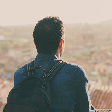 İtalya yaptığı yolculuk sırasında şehir merkezini arayan turist adam