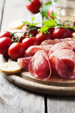 Salamlı domatesli ve ekmek